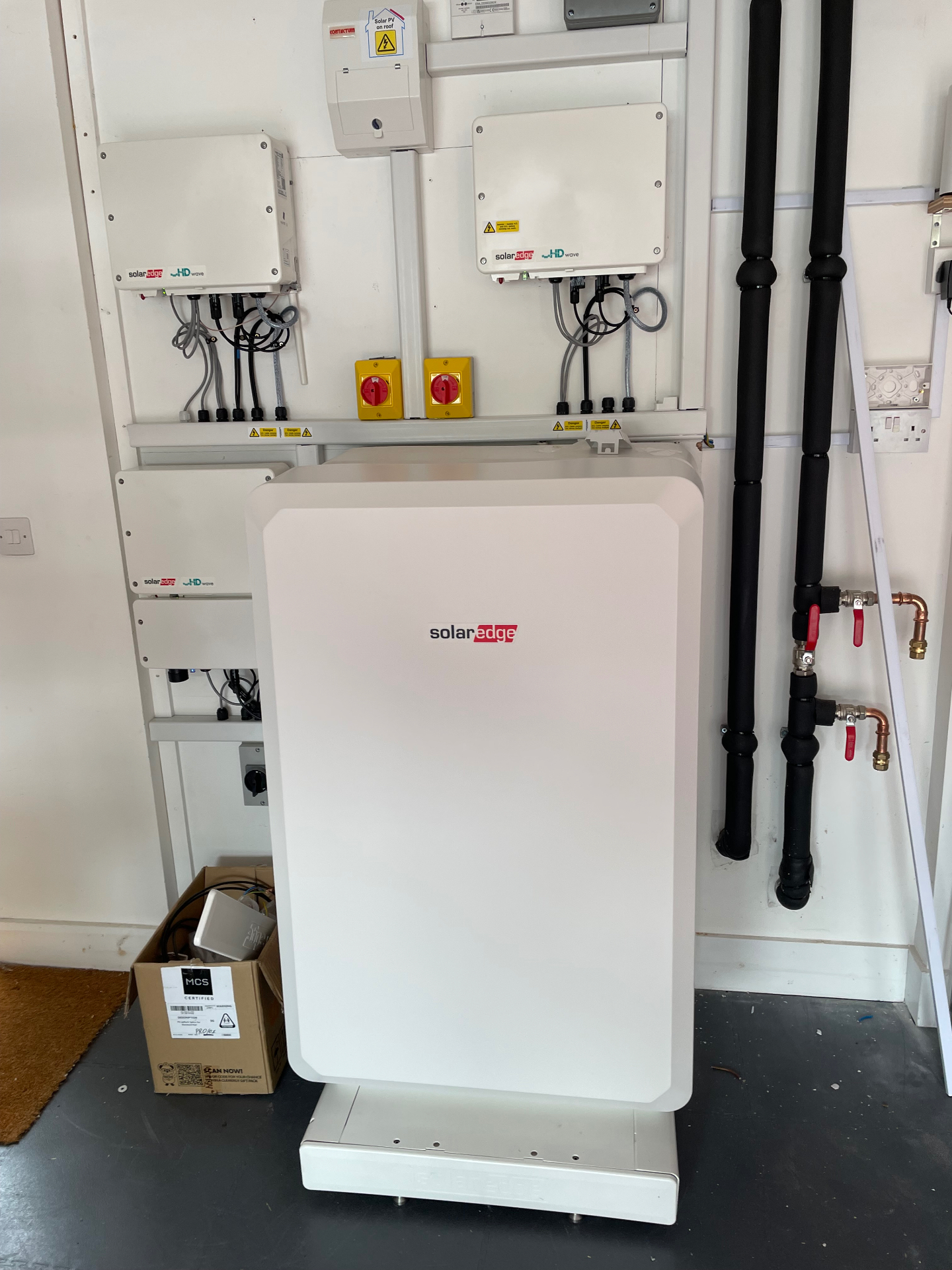Solar inverter and battery installation